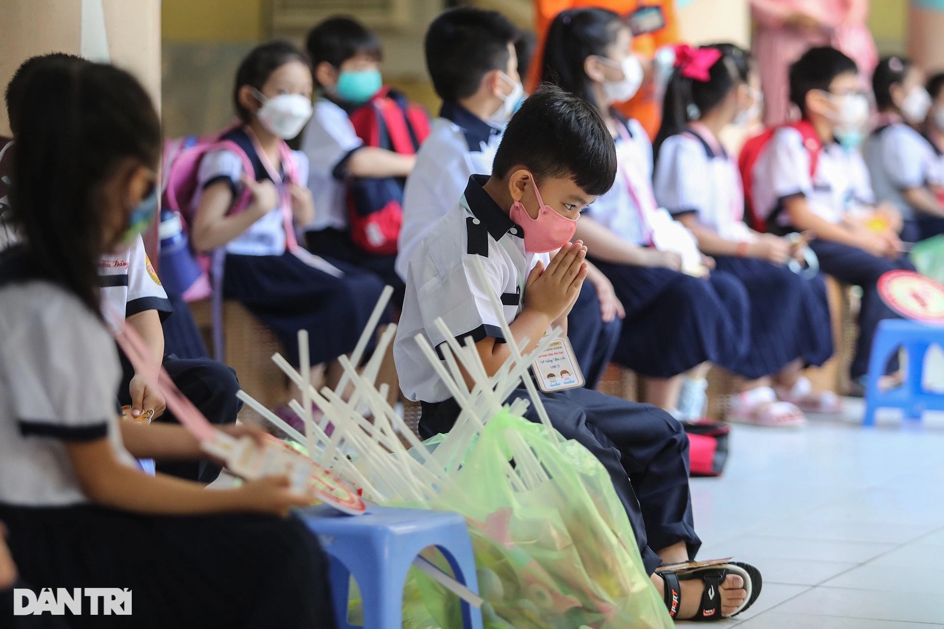 Học sinh ở TPHCM bật khóc trong ngày đầu tới trường sau 9 tháng học online - 13 Học sinh ở TPHCM bật khóc trong ngày đầu tới trường sau 9 tháng học online - 13