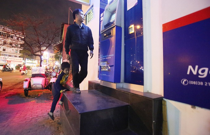 Bà bầu bám bục vỉa hè rút tiền ATM