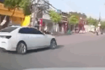 Kinh hoàng hình ảnh tài xế say xỉn lái ô tô ủi bay xe máy ở Hải Dương