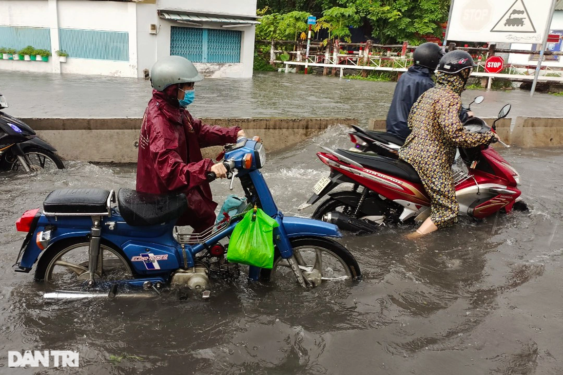 Nước ngập đến yên xe, người dân TPHCM chật vật về nhà - 10 Nước ngập đến yên xe, người dân TPHCM chật vật về nhà - 10