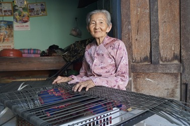 Nhiều lao động nữ tăng thu nhập từ nghề đan bàn ghế nhựa giả mây