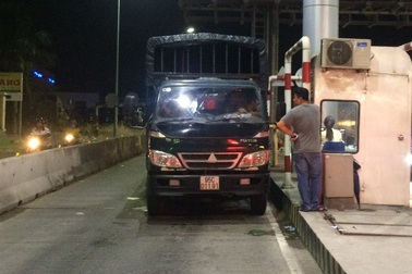 Một tài xế cho xe “nằm ì”… tại trạm thu phí BOT Cần Thơ - Phụng Hiệp