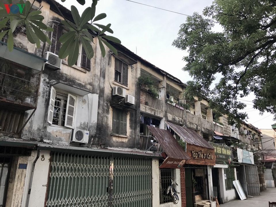 Đội nón, mặc áo mưa sống trong khu tập thể dột nát giữa Hà Nội - 1 Đội nón, mặc áo mưa sống trong khu tập thể dột nát giữa Hà Nội - 1