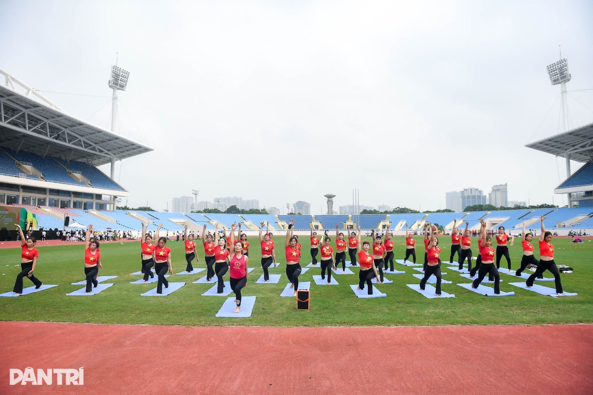 Khoảnh khắc ấn tượng sau màn đồng diễn yoga kỷ lục của 5.000 người - 13 Khoảnh khắc ấn tượng sau màn đồng diễn yoga kỷ lục của 5.000 người - 13