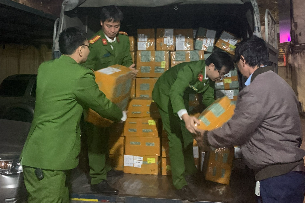 Hà Nội: Xe tải vận chuyển lô thuốc lá điện tử gần 4 tỷ đồng - 1