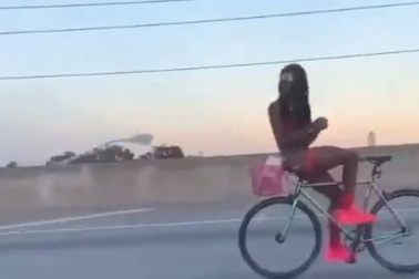 Người đàn ông gần như khỏa thân đi xe đạp ngược gây "bão" mạng xã hội
