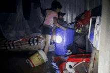 Nước sông Hồng dâng rất nhanh, người Hà Nội "chạy ngập" xuyên đêm