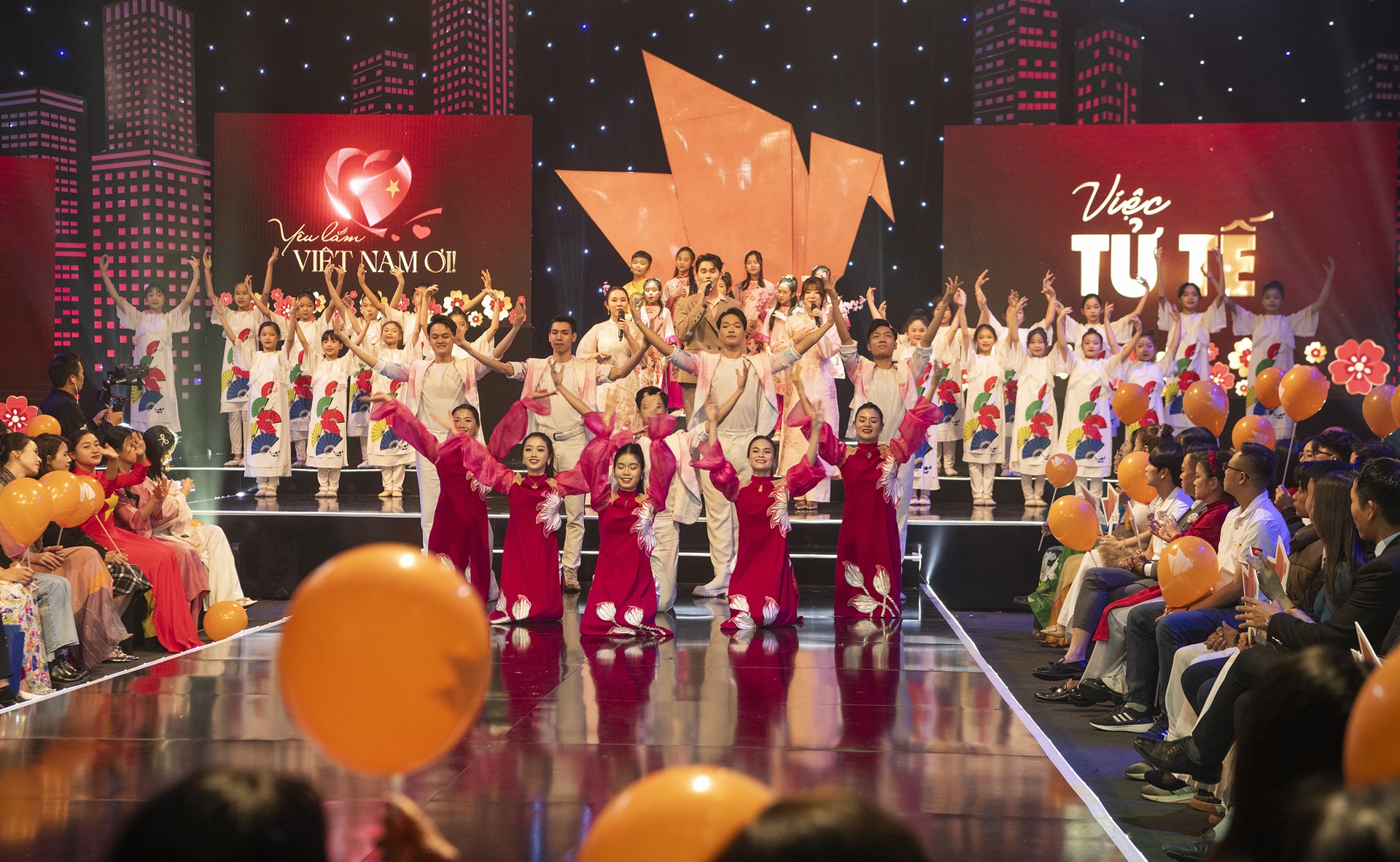 NSND Minh Hòa, Hòa Minzy xúc động khi ghi hình Gala Việc tử tế Tết 2025 - 1 NSND Minh Hòa, Hòa Minzy xúc động khi ghi hình Gala Việc tử tế Tết 2025 - 1