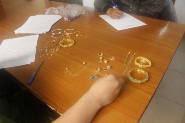 Chở khách đi chợ, tài xế taxi quay lại trộm đồ nhà khách