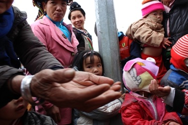 Đeo bám, chèo kéo khách du lịch “làm xấu” hình ảnh Điện Biên