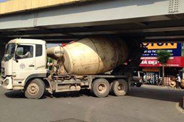 Hà Nội: Xe bồn bê tông mắc kẹt tại gầm cầu vượt Lê Văn Lương