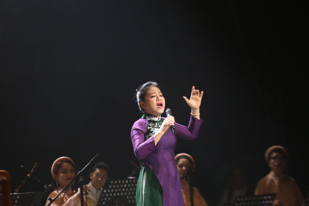 Anh Thơ hát Một thoáng Tây hồ tôn vinh Ngày âm nhạc Việt Nam - 3 Anh Thơ hát Một thoáng Tây hồ tôn vinh Ngày âm nhạc Việt Nam - 3