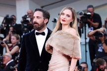 Angelina Jolie được khen ngợi, Brad Pitt hạnh phúc bên tình trẻ