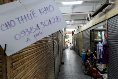 Loạt chợ lớn nhất TPHCM ế ẩm, nhiều tiểu thương bỏ sạp nghỉ kinh doanh