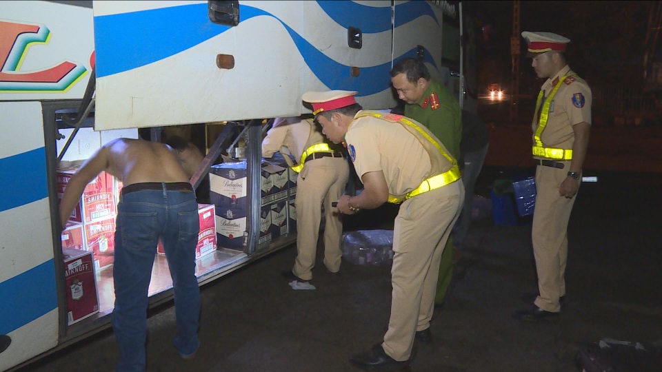 Phát hiện xe khách chở gần 1.000 chai rượu ngoại không rõ nguồn gốc - 1