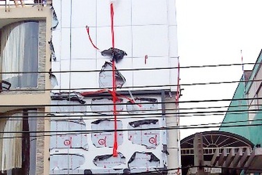 Nổ lớn vì tấm bạt chắn công trình bay vào dây điện