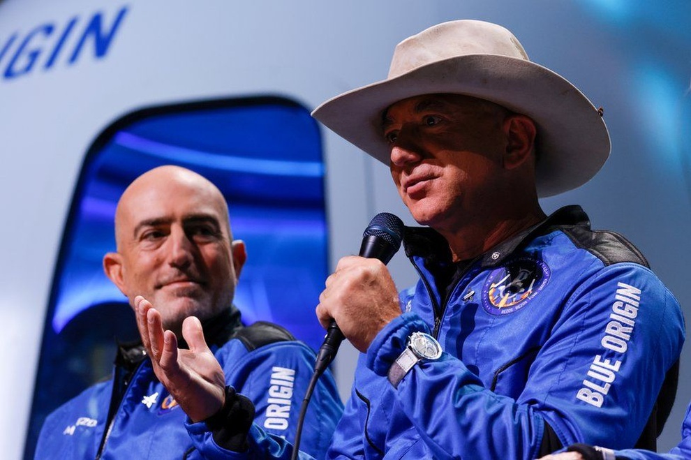 Tỷ phú Bezos kiện NASA về hợp đồng với SpaceX của Elon Musk - 1 Tỷ phú Bezos kiện NASA về hợp đồng với SpaceX của Elon Musk - 1