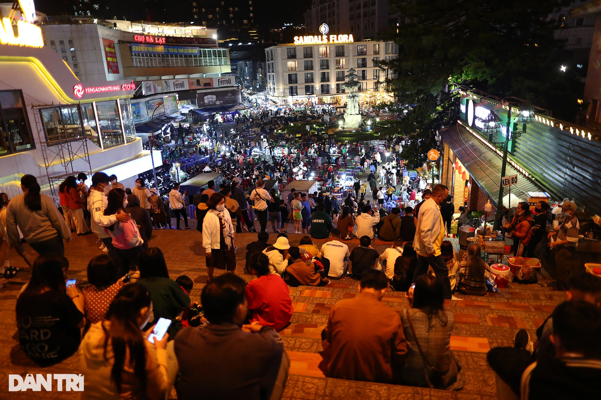 Du khách chen chúc tham quan ở chợ đêm lớn nhất thành phố ngàn hoa - 8 Du khách chen chúc tham quan ở chợ đêm lớn nhất thành phố ngàn hoa - 8