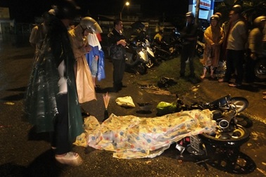 Truy tìm xe tải cán chết bé gái trong đêm