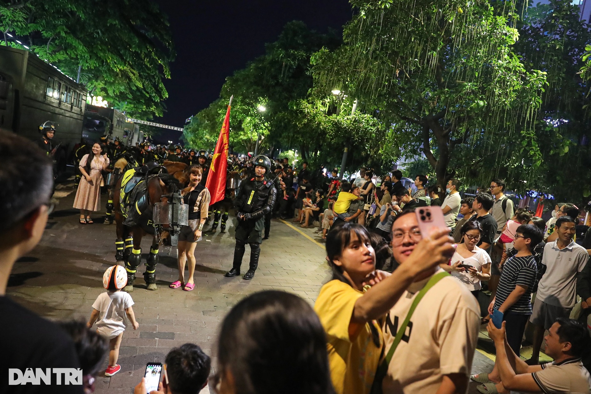 Dàn Kỵ binh giao lưu cùng người dân trên phố đi bộ Nguyễn Huệ - 8 Dàn Kỵ binh giao lưu cùng người dân trên phố đi bộ Nguyễn Huệ - 8