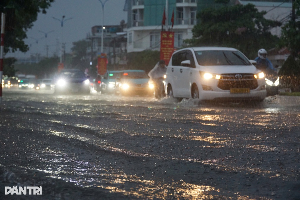 Mưa lớn khiến Nha Trang ngập cục bộ - 1 Mưa lớn khiến Nha Trang ngập cục bộ - 1