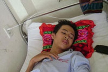 Can bạn đánh nhau, học sinh lớp 12 bị đâm vào bụng  