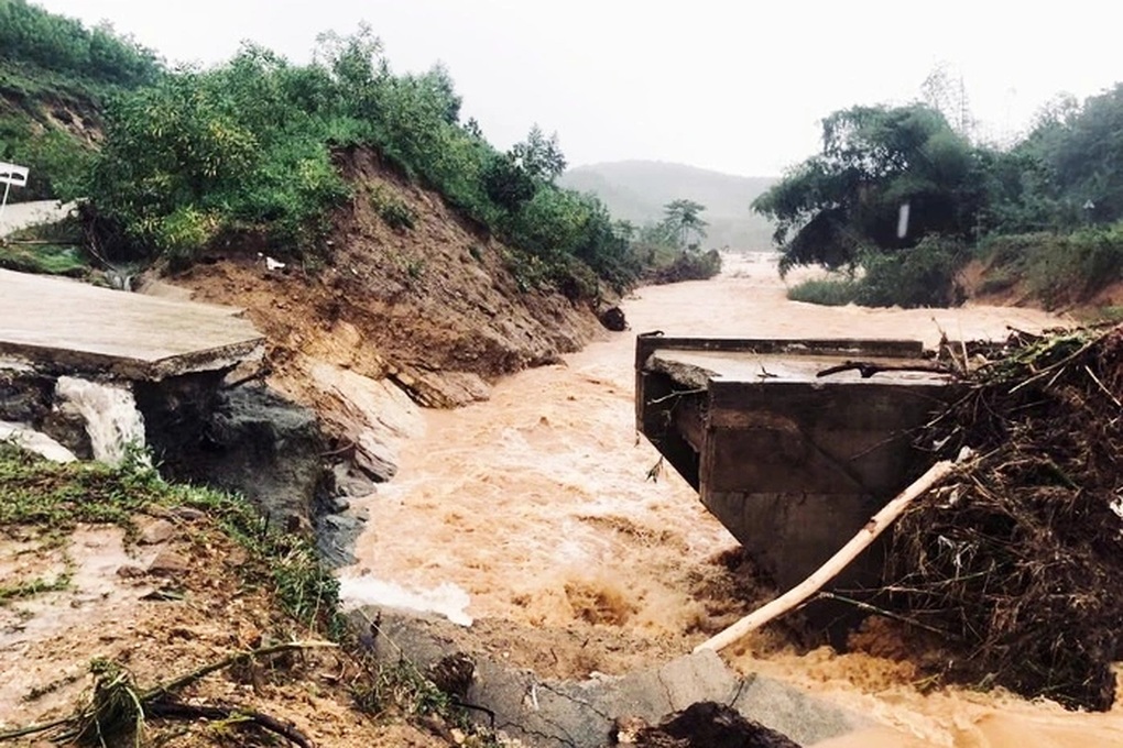 Lũ cuốn sập cầu, lốc xoáy quật đổ trụ điện, thổi bay mái nhiều nhà dân - 2 Lũ cuốn sập cầu, lốc xoáy quật đổ trụ điện, thổi bay mái nhiều nhà dân - 2