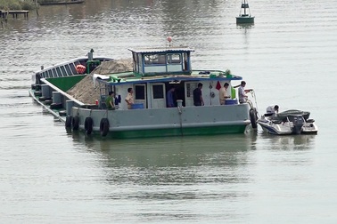 Va chạm với xà lan, ghe chở 115 tấn gạo chìm xuống sông Hậu