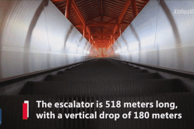 Thang cuốn khổng lồ đưa khách lên và xuống núi trong tích tắc