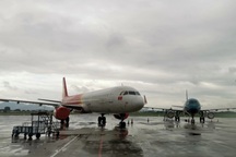 Bão Wipha chuẩn bị đổ bộ, loạt chuyến bay bị hoãn, hủy