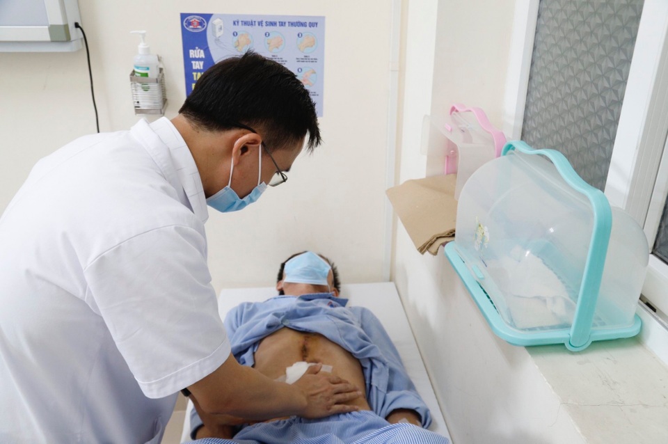 Ca mổ đặc biệt: Đưa đại tràng lên thay thế thực quản cho bệnh nhân ung thư - 2 Ca mổ đặc biệt: Đưa đại tràng lên thay thế thực quản cho bệnh nhân ung thư - 2