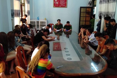 28 khách cùng nhân viên phê ma túy trong quán karaoke