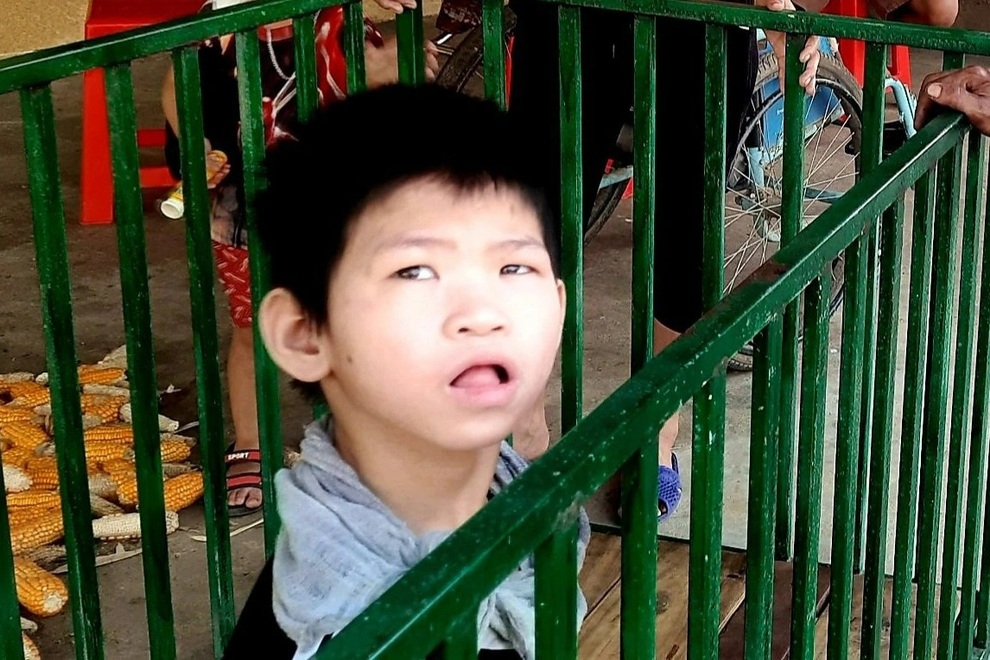 Cậu bé ngót 10 năm chống chọi với bệnh viêm não khẩn cầu sự giúp đỡ - 1 Cậu bé ngót 10 năm chống chọi với bệnh viêm não khẩn cầu sự giúp đỡ - 1