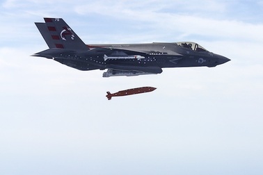 Xem F-35C lần đầu thả bom lượn thông minh AGM-154 JSOW