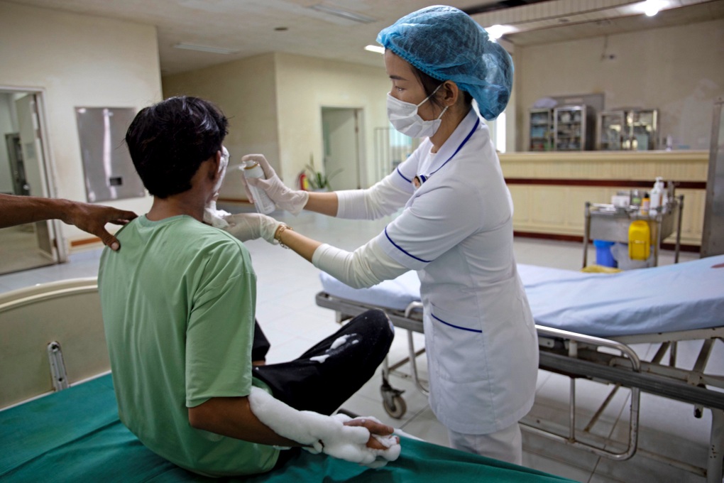 Thiếu niên bị bỏng nặng do điện thoại phát nổ khi vừa dùng vừa sạc - 2 Thiếu niên bị bỏng nặng do điện thoại phát nổ khi vừa dùng vừa sạc - 2