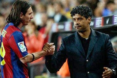 Frank Rijkaard có thể kế nhiệm Kiatisuk dẫn dắt đội tuyển Thái Lan