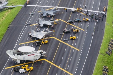 Máy bay chiến đấu Đài Loan tập trận trên cao tốc