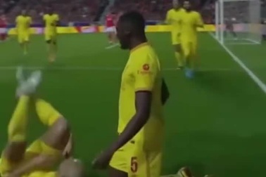 Tình huống các cầu thủ "muối mặt" vì thực hiện động tác trượt cỏ bất thành