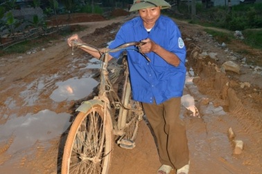 Người bưu tá gù cả đời đạp xe đưa “tin”