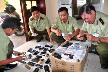 Bắt giữ hàng trăm chiếc điện thoại không rõ nguồn gốc