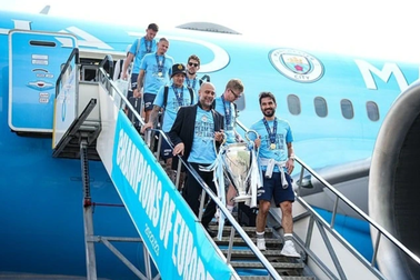 Man City mang Cúp Champions League về Anh ăn mừng cùng người hâm mộ