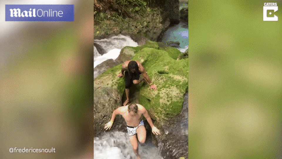 Sốc: Hai du khách nhảy xuống dòng nước chảy xiết rồi biến mất - 1 Sốc: Hai du khách nhảy xuống dòng nước chảy xiết rồi biến mất - 1