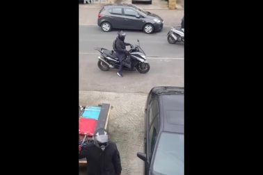 Xem trộm ngang nhiên phá khóa định lấy xe máy
