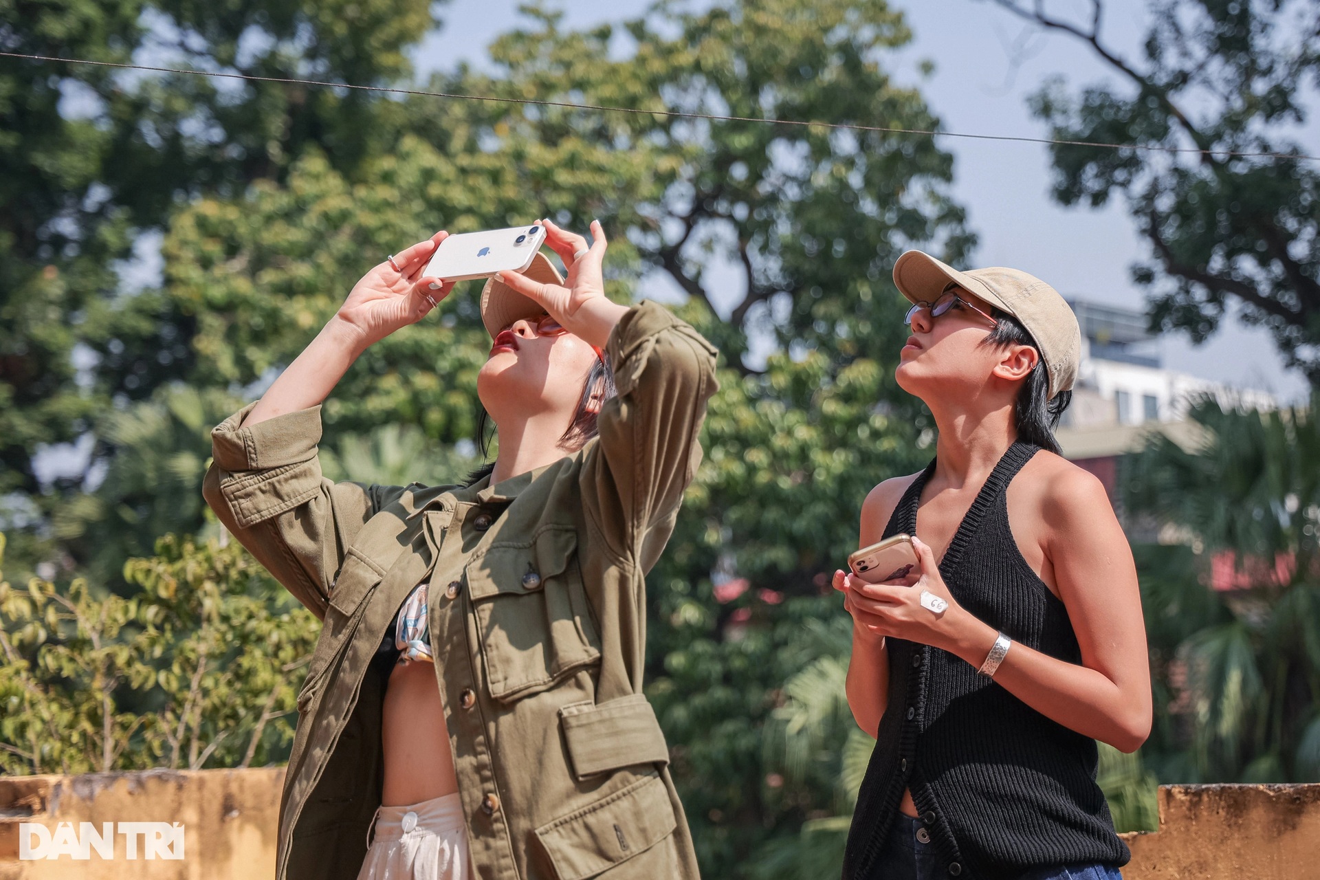 Giới trẻ chụp ảnh, check-in với tòa nhà Pháp cổ đẹp như châu Âu ở Hà Nội - 14 Giới trẻ chụp ảnh, check-in với tòa nhà Pháp cổ đẹp như châu Âu ở Hà Nội - 14