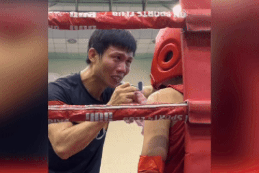 Thấy học trò sắp gục trên võ đài, huấn luyện viên rơi nước mắt