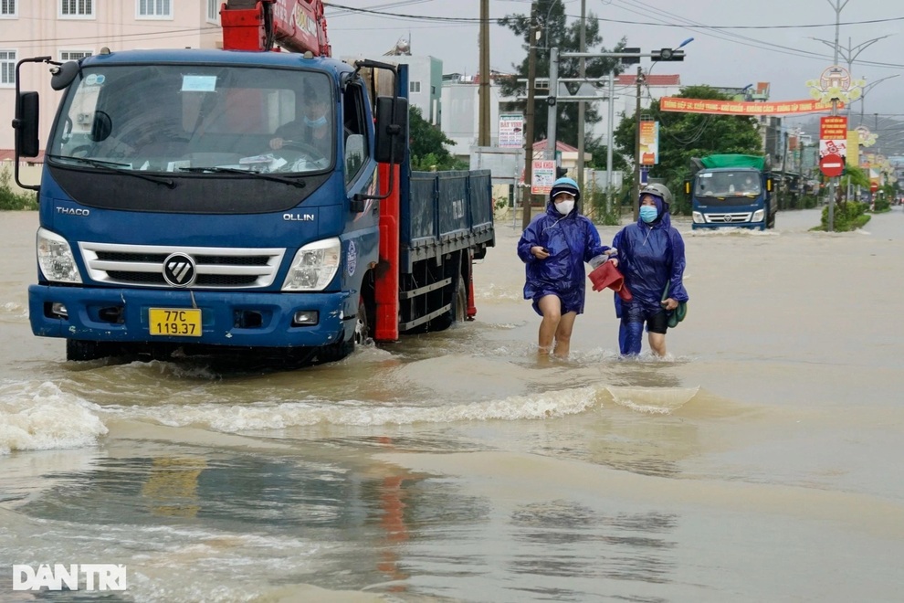 Mưa lớn gây mất điện toàn huyện, đám cưới phải nhờ xe tải chạy lũ - 4 Mưa lớn gây mất điện toàn huyện, đám cưới phải nhờ xe tải chạy lũ - 4