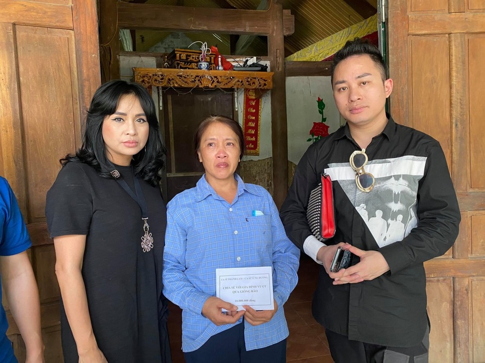 Thanh Lam, Tùng Dương xúc động khi đến thăm người dân vùng lũ lụt Hà Tĩnh - 4 Thanh Lam, Tùng Dương xúc động khi đến thăm người dân vùng lũ lụt Hà Tĩnh - 4
