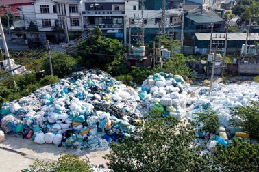 Ngôi làng tái chế lớn nhất Việt Nam, tỷ phú nhập rác quốc tế về làm giàu