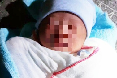 Vụ cháu bé bị bỏ rơi dưới chân cầu: Trưởng ban ấp Giồng nhận bé làm con nuôi