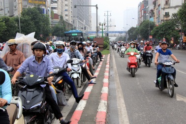 Xe máy liều mình lấn làn, đi ngược chiều trên làn BRT trong giờ cao điểm ở Hà Nội